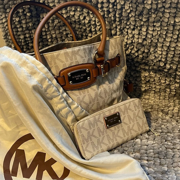Michael Kors Monogram wallet. - Picture 2 of 7